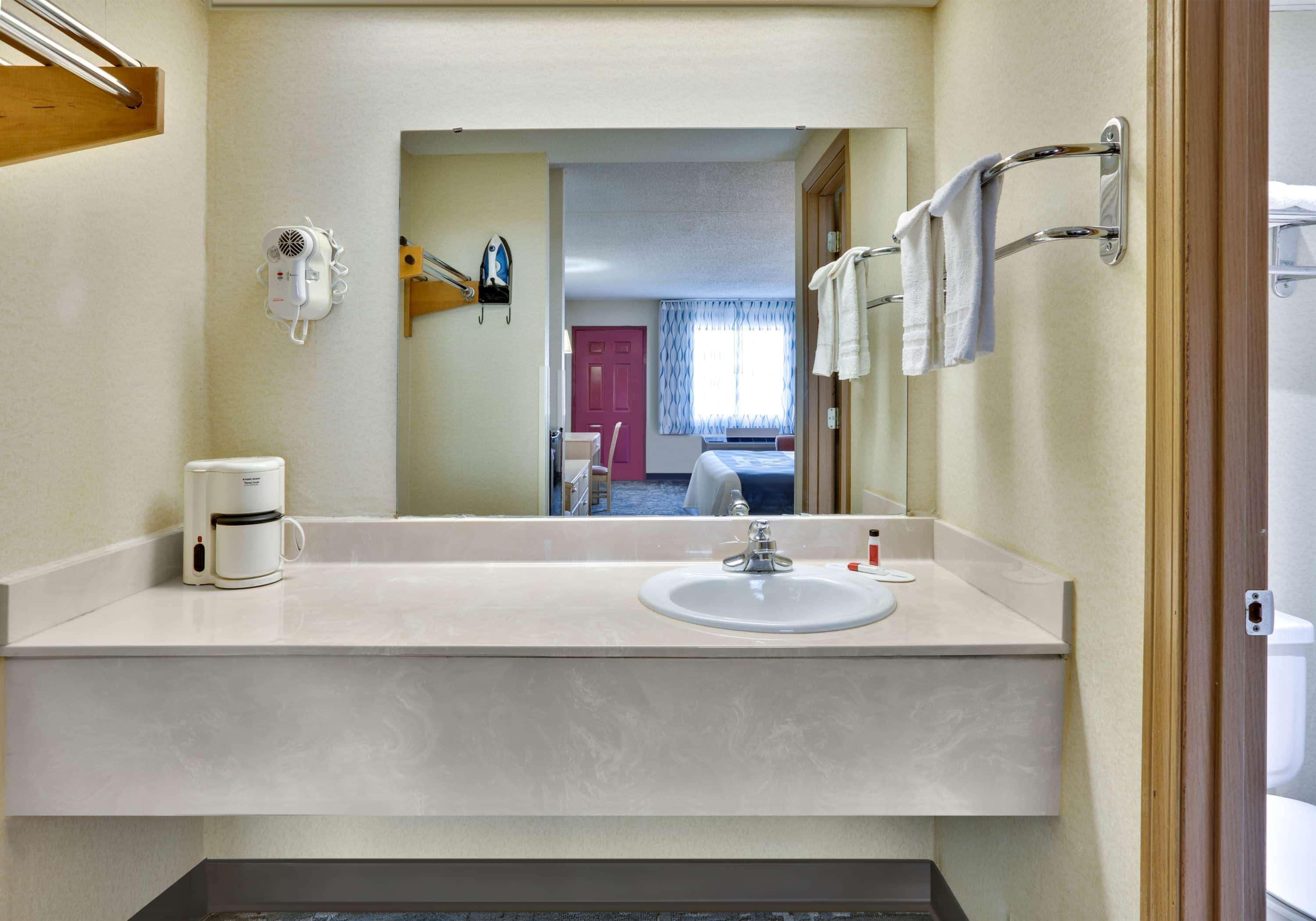 Days Inn & Suites By Wyndham Bentonville Extérieur photo