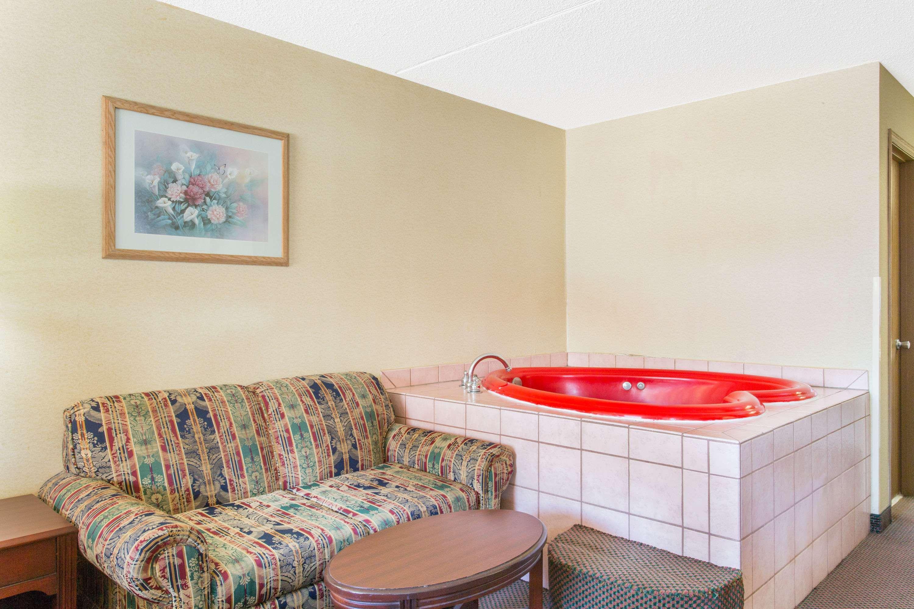 Days Inn & Suites By Wyndham Bentonville Extérieur photo