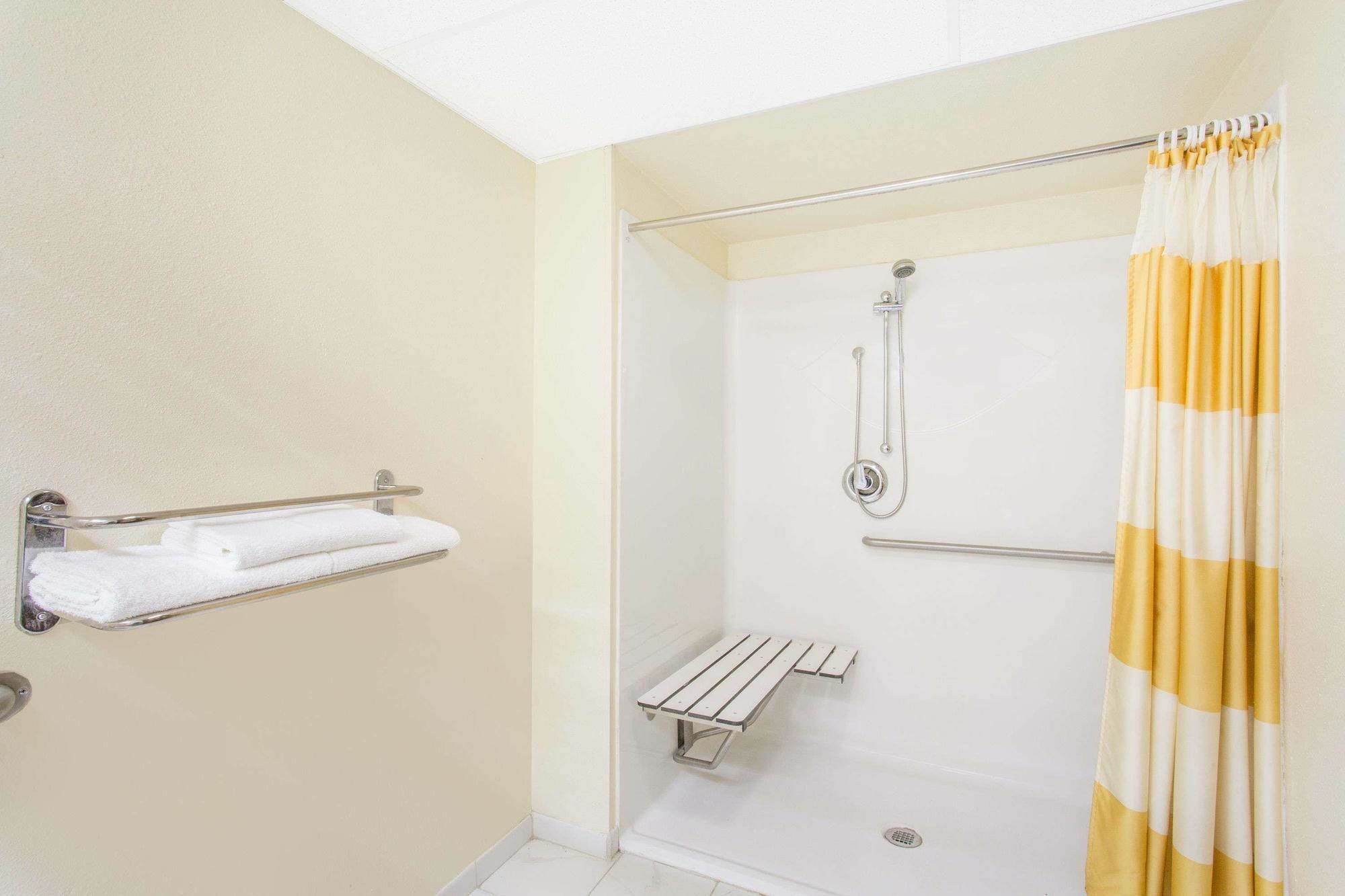 Days Inn & Suites By Wyndham Bentonville Extérieur photo